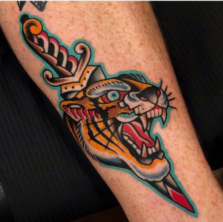 oldschool黄红色调的老虎头纹身图案