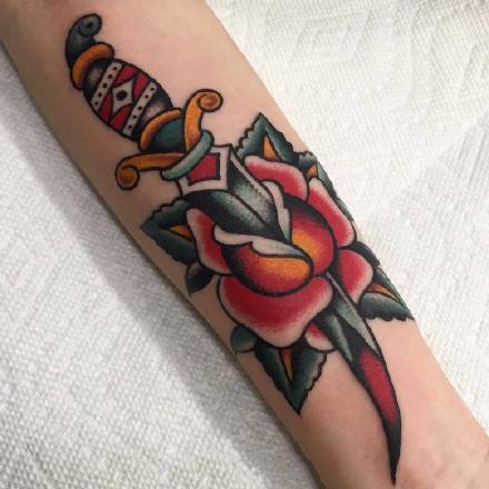 红色old school风格的玫瑰花朵纹身图