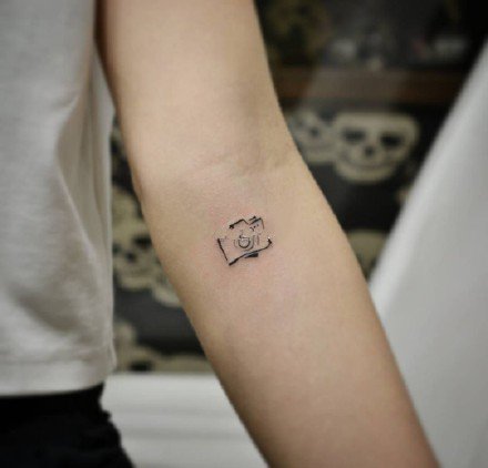 小清新的一组简单相机纹身作品和手稿