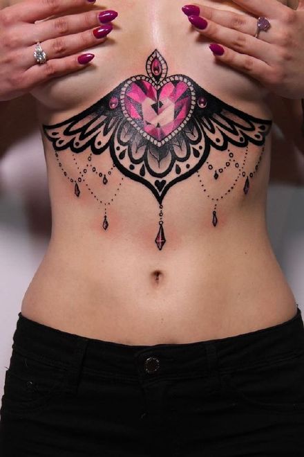 很漂亮性感的女性胸花纹身图案