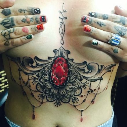 很漂亮性感的女性胸花纹身图案