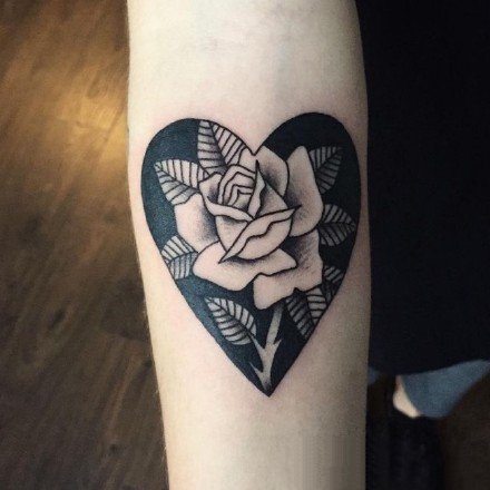 黑色桃心心形中的创意纹身图片
