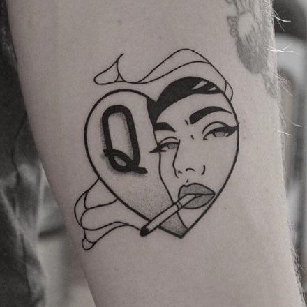 黑色桃心心形中的创意纹身图片