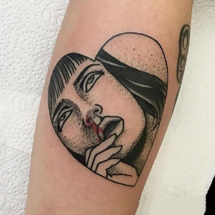 黑色桃心心形中的创意纹身图片