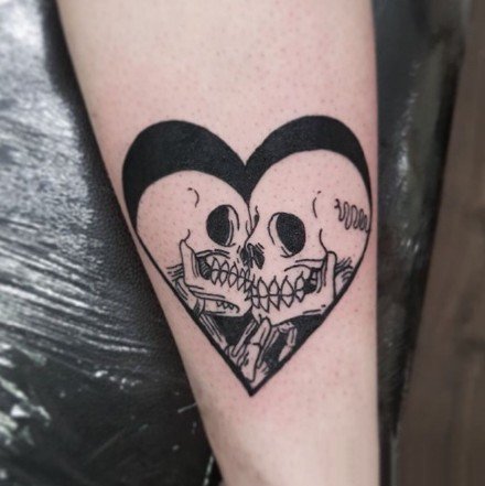 黑色桃心心形中的创意纹身图片