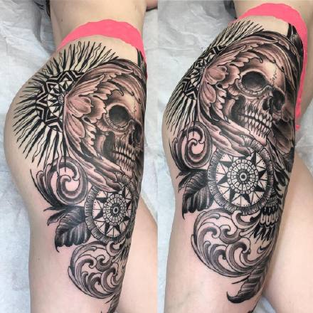 女性大腿侧到臀部的性感纹身图片