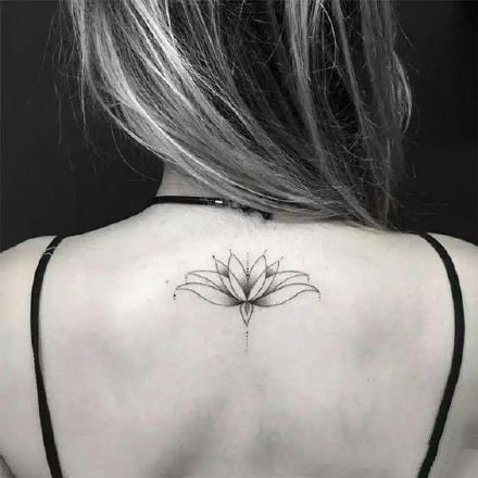 女生后背部脊椎处唯美的小清新纹身图