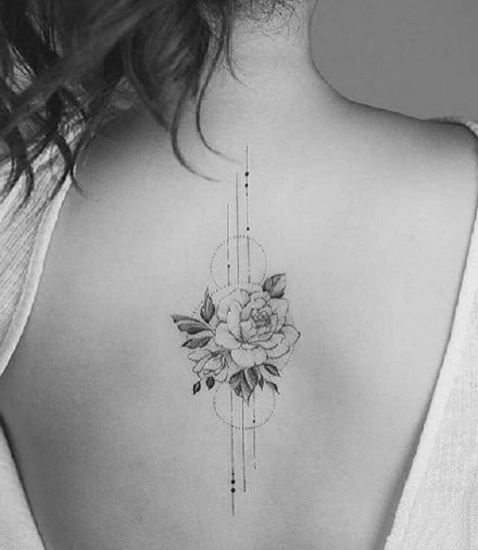 女生后背部脊椎处唯美的小清新纹身图