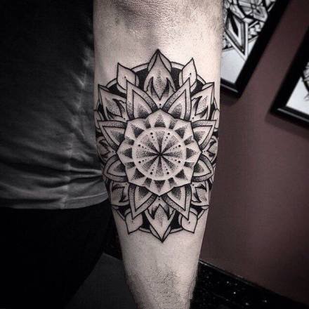 一组小臂上的繁花曼达拉纹身图片