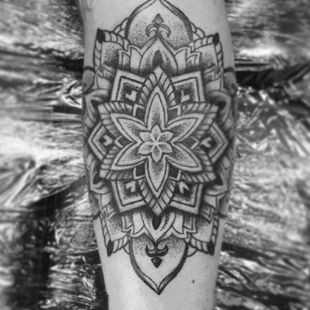 一组小臂上的繁花曼达拉纹身图片