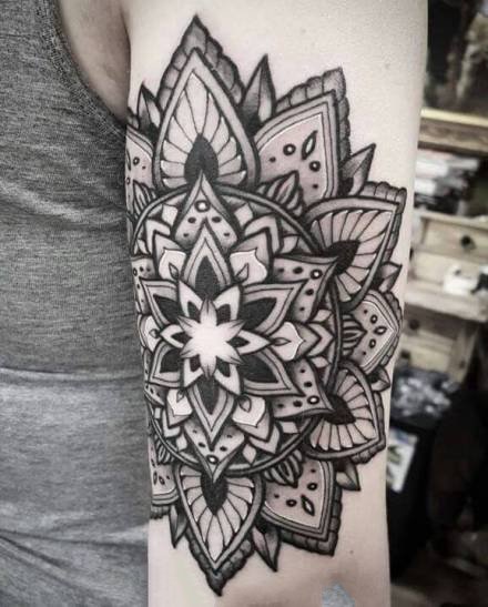 一组小臂上的繁花曼达拉纹身图片