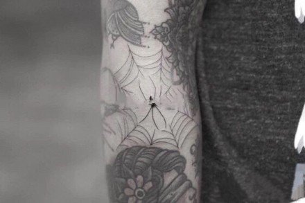 好看的一组黑灰小蜘蛛纹身图案
