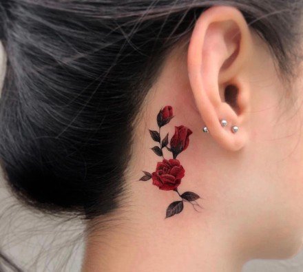 红色的一组女生小玫瑰纹身图