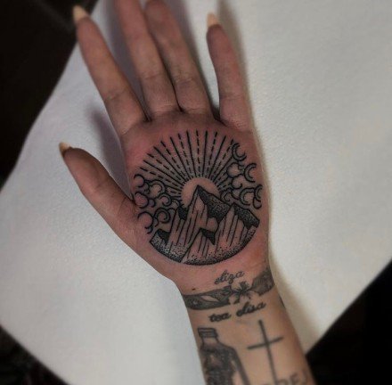 一组手掌心里的创意纹身图案欣赏