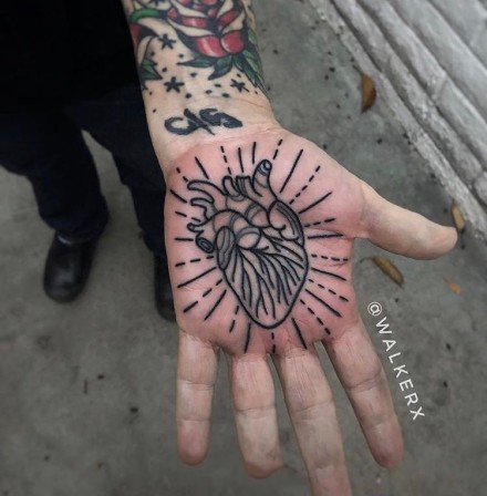 一组手掌心里的创意纹身图案欣赏