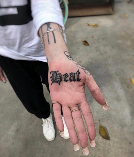 一组手掌心里的创意纹身图案欣赏