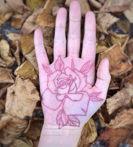 一组手掌心里的创意纹身图案欣赏