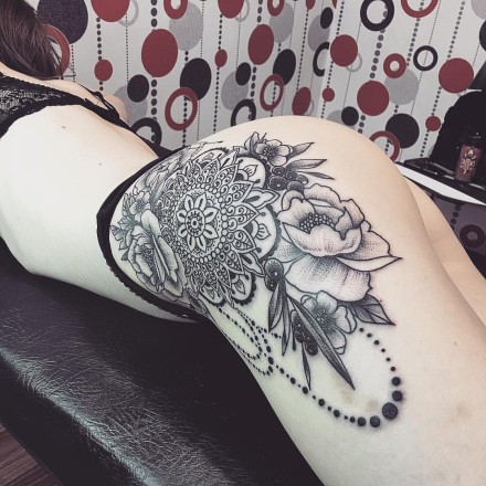 超性感的女性翘臀搭配纹身图片欣赏