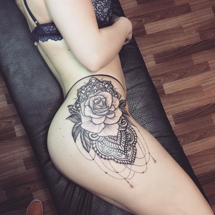 超性感的女性翘臀搭配纹身图片欣赏