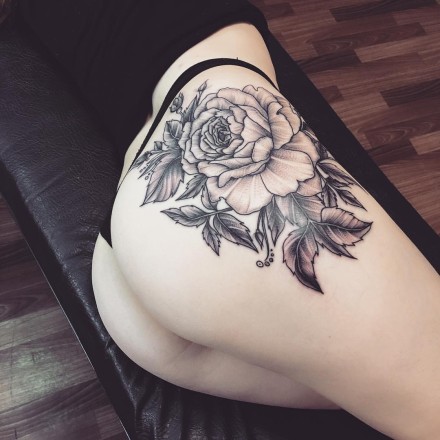 超性感的女性翘臀搭配纹身图片欣赏