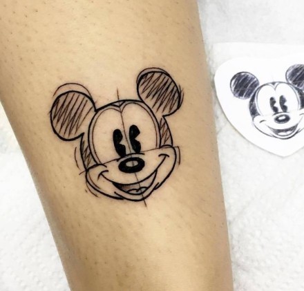 可爱的9张卡通米老鼠纹身图案