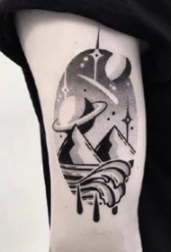 手臂上很好看的一组黑灰点刺小纹身