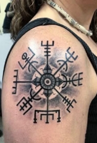 一组维京罗盘的符号图腾纹身图案