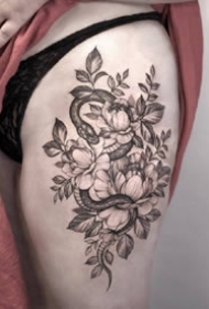 小蛇纹身：适合女士的一组黑灰纹身小蛇图案