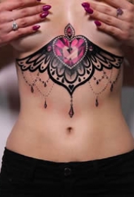 很漂亮性感的女性胸花纹身图案