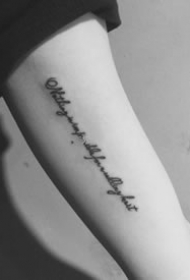 黑色的一组小简约英文字母纹身图案9张