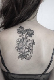 心脏纹身：黑灰色的一组素描心脏纹身图案