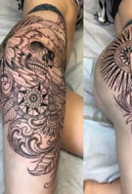女性大腿侧到臀部的性感纹身图片
