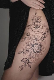 超级性感的女性大腿侧部素花纹身作品
