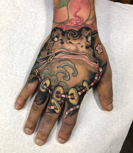 newschool风格的大花满手背纹身作品