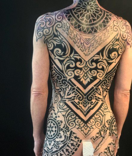 大气的一组大面积黑色图腾点刺纹身作品