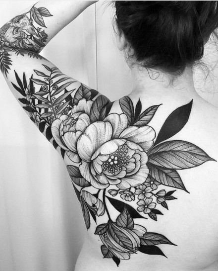 女士身上的纯深黑色纹身图案