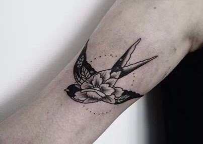 好看的一组简约燕子纹身图片