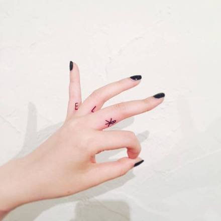 极简风格的手指不显眼小纹身图