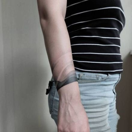 环绕手臂的简约黑色臂环纹身图案