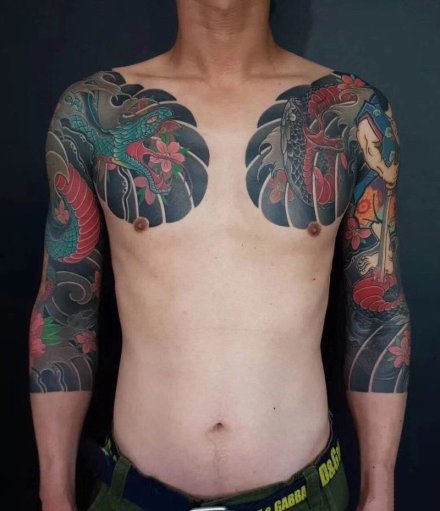 男性的传统风格大花臂纹身图案