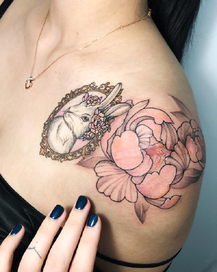 适合女生锁骨到肩部的唯美纹身图案18张