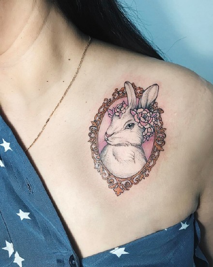 适合女生锁骨到肩部的唯美纹身图案18张