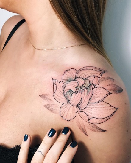 适合女生锁骨到肩部的唯美纹身图案18张