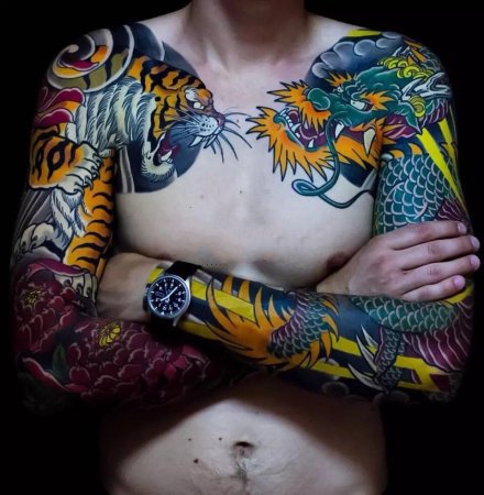 男性霸气的双半胛大花臂纹身作品