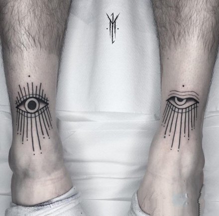 左右对称的成对黑灰纹身图案