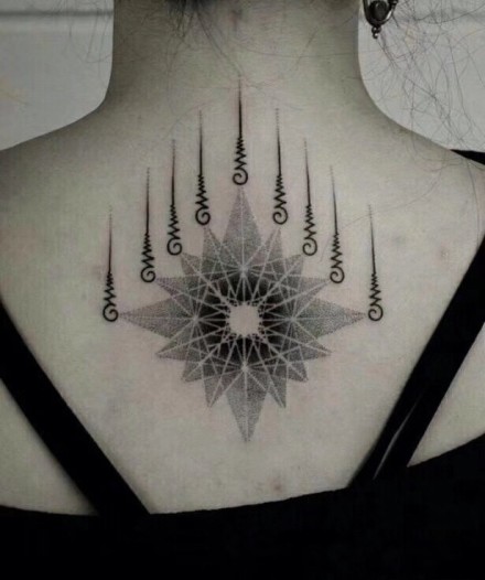 女生后背好看的18张小纹身图案