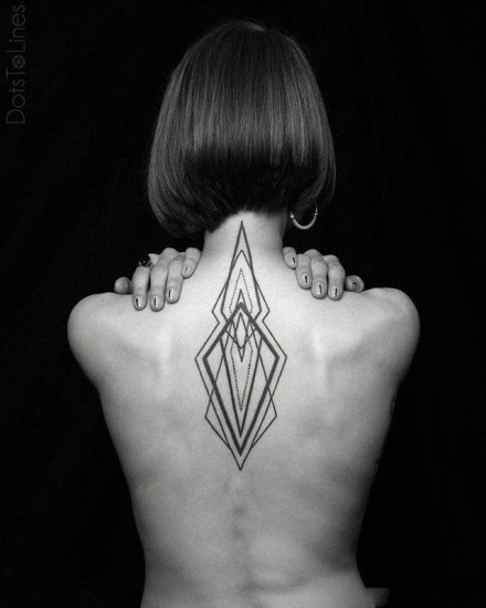 女生后背好看的18张小纹身图案