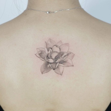 女生后背好看的18张小纹身图案