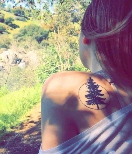 小清新的一组黑色小树纹身图片