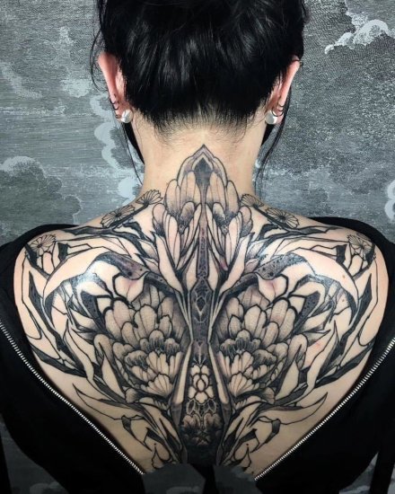 后颈部到背部的个性黑灰纹身欣赏